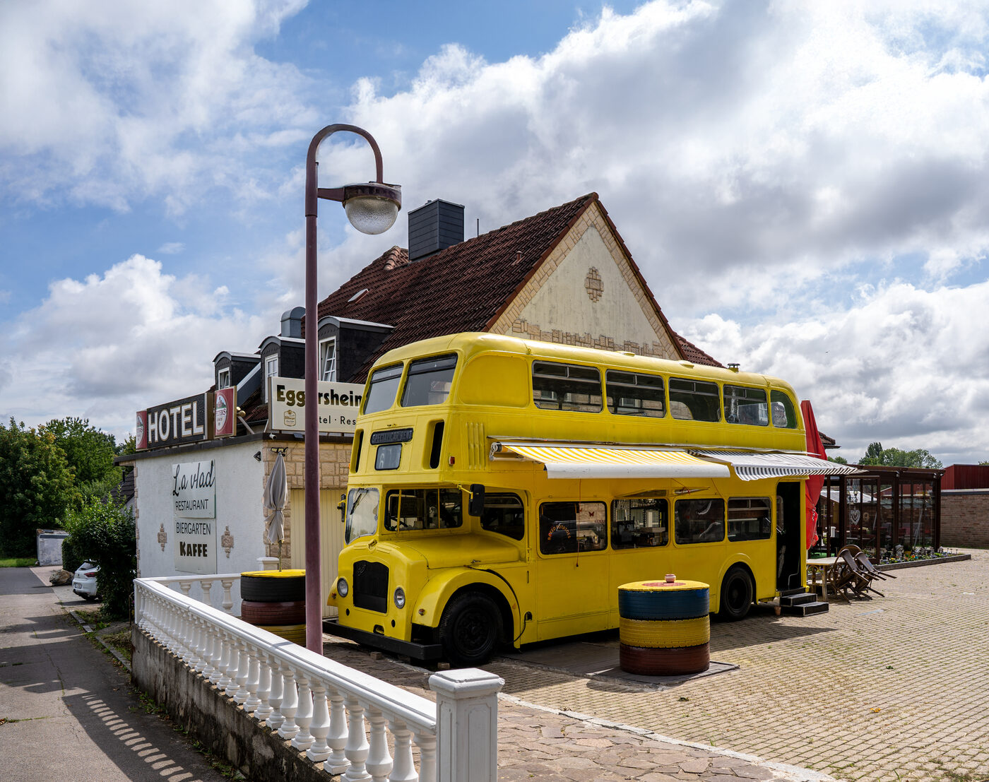 Yellow double-decker bus in front of the Eggersheimer Hof